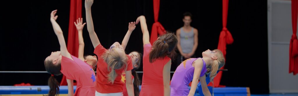 Enfants participant ensemble à un atelier de cirque