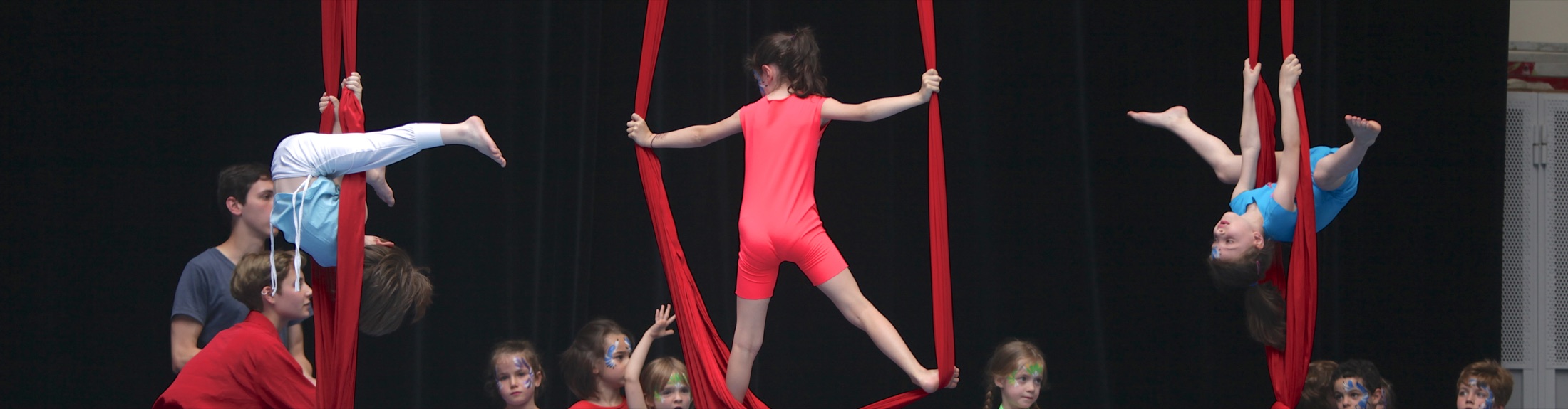 Pratique du tissu aérien lors d’un atelier de cirque